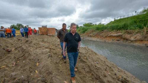 Prefeito Arthur vistoria dragagem de igarapés nas comunidades Santa Cruz e Valparaíso 