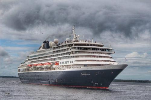 Transatlântico com turistas canadenses e norte-americanos atraca no Porto de Manaus 