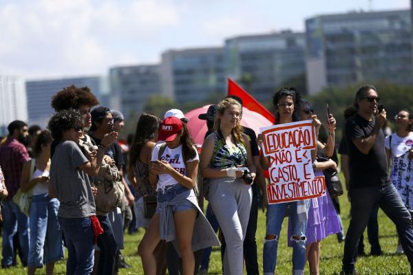 Atos em várias cidades pedem manutenção de verbas para universidades