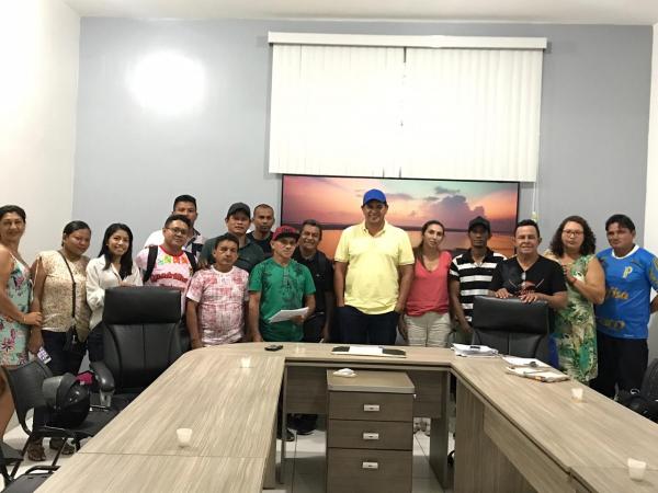 Prefeito reúne com Associação de Quadrilhas e Danças e Bois Mirins para definir detalhes da abertura do Festival Folclórico Prefeito reúne com Associação de Quadrilhas e Danças e Bois Mirins para definir detalhes da abertura do Festival Folclórico