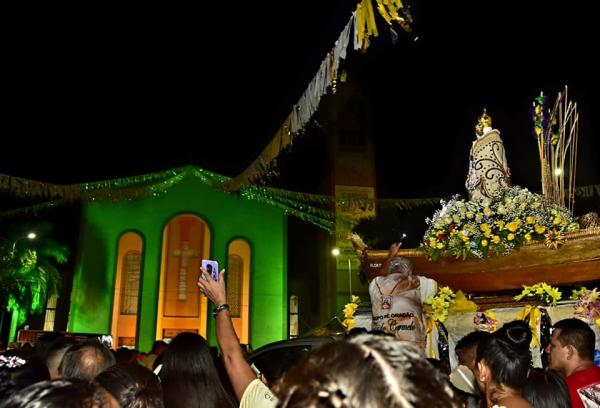 Milhares de devotos tomam ruas de Parintins para louvar a Nossa Senhora do Carmo