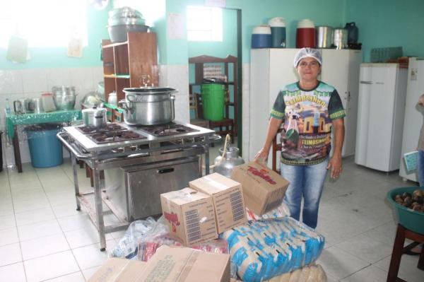 Prefeitura entrega merenda para 7 mil alunos nas escolas da zona rural Prefeitura entrega merenda para 7 mil alunos nas escolas da zona rural