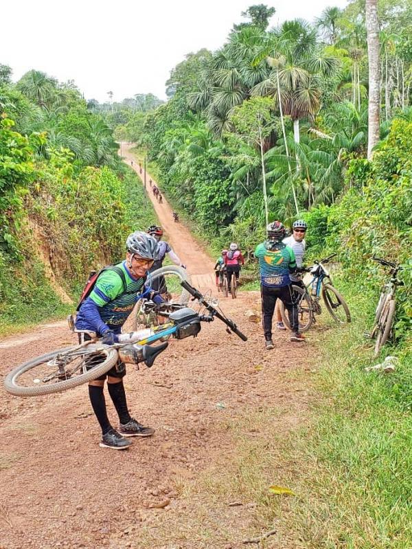 Aventureiros realizam trilha rural de bike da Vila Amazônia ao Santo Antônio do Tracajá, interior de Parintins 