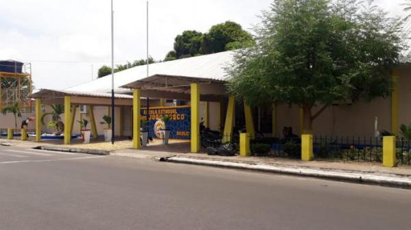 Aluna filmada cheirando pó durante aula em Parintins... Aluna filmada cheirando pó durante aula em Parintins...