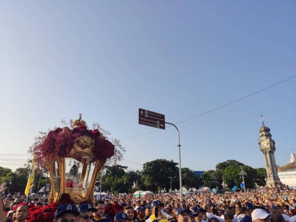 Nossa Senhora de Nazaré chega à Basílica e 2 milhões acompanham o Círio Nossa Senhora de Nazaré chega à Basílica e 2 milhões acompanham o Círio