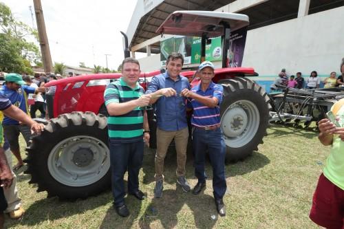 Governador Wilson Lima entrega implementos agrícolas para associações de Autazes, com investimento em mais de R$ 350 mil para impulsionar produção rural Governador Wilson Lima entrega implementos agrícolas para associações de Autazes, com investimento em mais de R$ 350 mil para impulsionar produção rural