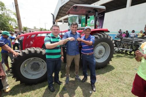 Governador Wilson Lima entrega implementos agrícolas para associações de Autazes, com investimento em mais de R$ 350 mil para impulsionar produção rural