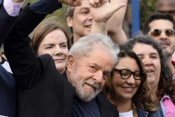 Lula está livre, defende democracia e detona Moro e satiriza Bolsonaro Lula está livre, defende democracia e detona Moro e satiriza Bolsonaro