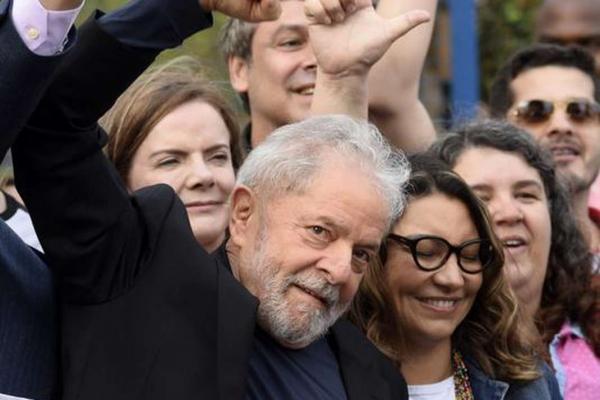 Lula está livre, defende democracia  e detona Moro e satiriza Bolsonaro  