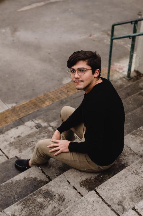 Cantor e compositor Santaella lança novo single nesta sexta-feira 