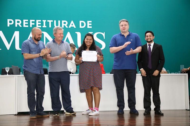 Prefeito Arthur Neto certifica mais de 900 pessoas capacitadas em cursos da prefeitura