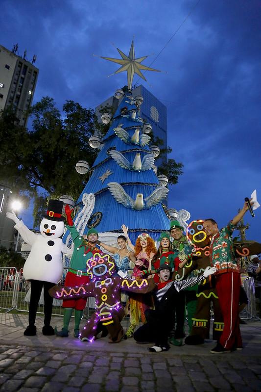 Natal do Abraço tem início com entrega da árvore de Natal da praça da Matriz