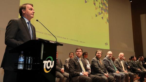 Bolsonaro diz que trabalha para entregar um país melhor aos brasileiros Bolsonaro diz que trabalha para entregar um país melhor aos brasileiros