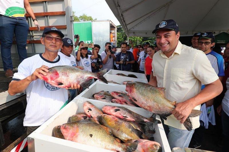 ‘Peixe no Prato’ leva 2,5 toneladas de pescado a preços populares ao bairro Alvorada ‘Peixe no Prato’ leva 2,5 toneladas de pescado a preços populares ao bairro Alvorada