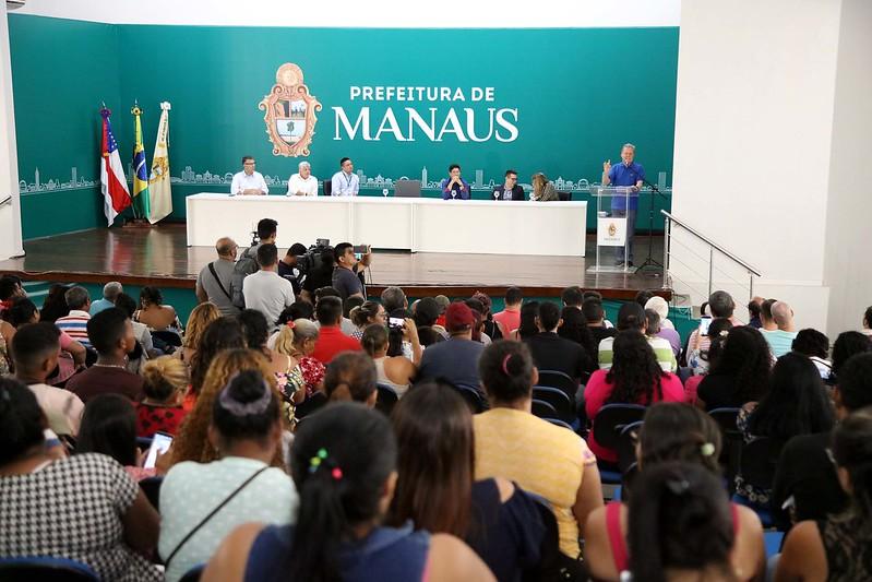 Em reunião com vítimas de incêndio no Educandos, prefeito Arthur anuncia entrega de unidades habitacionais Em reunião com vítimas de incêndio no Educandos, prefeito Arthur anuncia entrega de unidades habitacionais