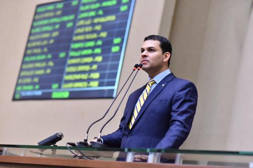 Saullo Vianna vota a favor do projeto que visa reorganizar a gestão na Saúde