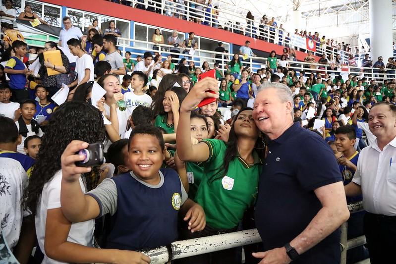 ‘Estamos investindo no futuro’, diz prefeito Arthur ao certificar mais de 3,8 mil alunos