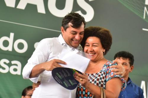 Wilson Lima entrega crédito a microempreendedores e títulos de terra a moradores do Mutirão Wilson Lima entrega crédito a microempreendedores e títulos de terra a moradores do Mutirão