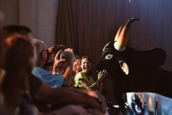 'Absolutamente fantástico', diz turista de cruzeiro sobre show do Caprichoso 'Absolutamente fantástico', diz turista de cruzeiro sobre show do Caprichoso