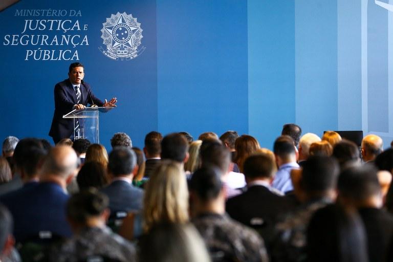 Ministro Moro defende combate à corrupção em três frentes