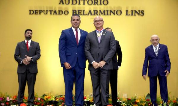 Josué Neto homenageia coronel Menezes com a Medalha do Mérito Legislativo 