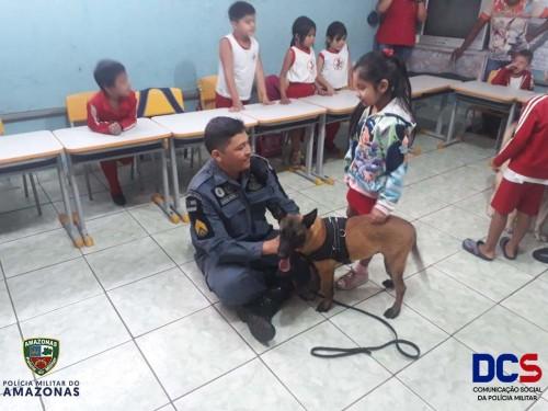Polícia Militar do 11º Batalhão de Parintins, realiza visita do Projeto de Policiamento com Cães