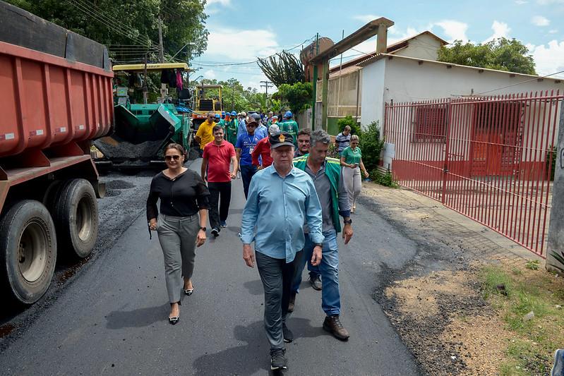 Prefeito Arthur vistoria recapeamento em 2,5 quilômetros de vias da zona Oeste