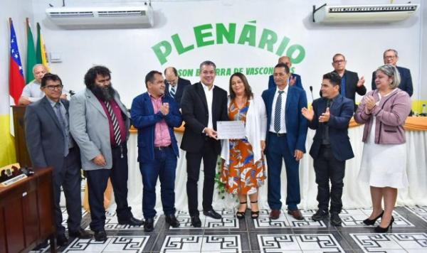 Josué Neto recebe Título de Cidadão de Novo Airão