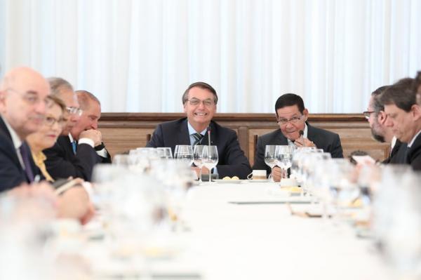 Bolsonaro quer elevar isenção do IR para R$ 3 mil por mês  