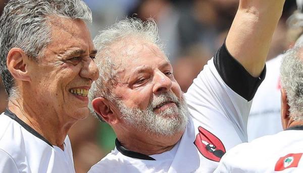 Lula joga futebol com Chico Buarque em campo do MST 