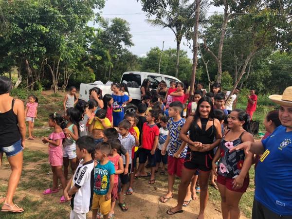 Turma do Pinto Molhado entrega centenas de brinquedos em ação social de Natal