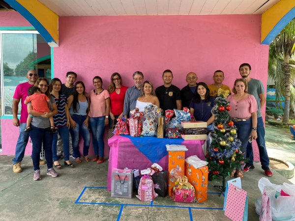 Polícia Civil doa presentes para crianças do abrigo O Coração do Pai, em Iranduba 
