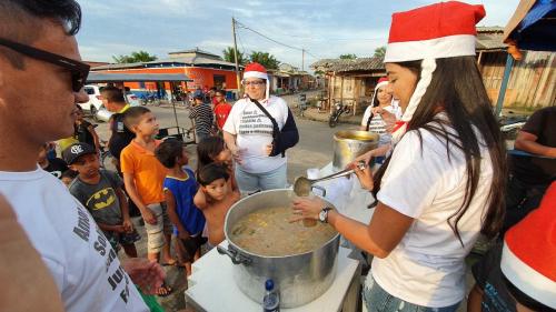 Primeira-dama Mayra Dias promove ação social de Natal em bairros de Parintins