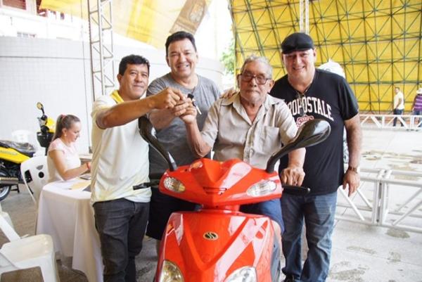 Prefeitura de Parintins realiza sorteio do IPTU premiado e entrega 10 TVs e 4 motos 0 KM