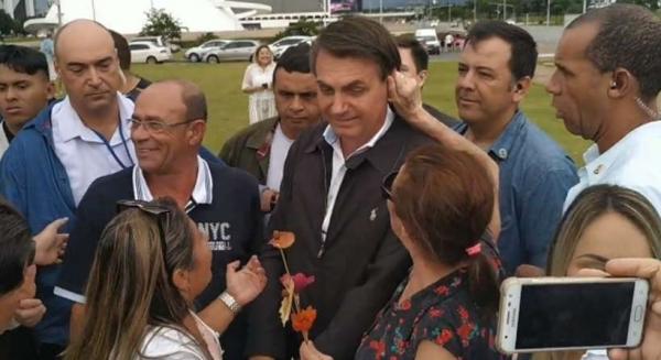 Bolsonaro leva, literalmente, puxão de orelha de senhora na Catedral 