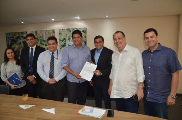 Prefeito Bi, senador Omar e Governador Wilson assinam R$ 16 milhões em convênios para Parintins junto a Caixa Econômica Prefeito Bi, senador Omar e Governador Wilson assinam R$ 16 milhões em convênios para Parintins junto a Caixa Econômica