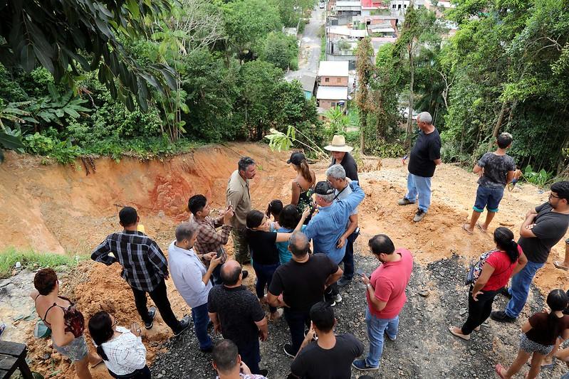 ‘Perigo não existe mais’, diz prefeito ao vistoriar obra de contenção de erosão no bairro Santa Etelvina