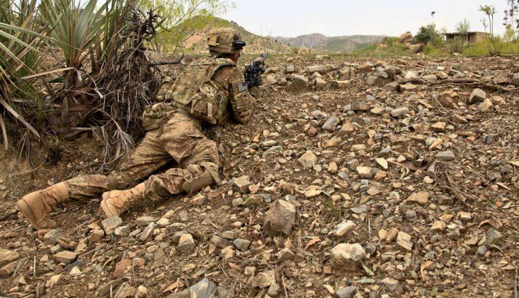 Base militar com soldados dos Estados Unidos é atacada no Iraque 