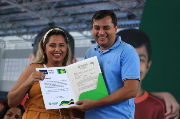 Wilson Lima entrega fomento a empreendedores e Termos de Quitação de Imóvel para moradores do Jorge Teixeira