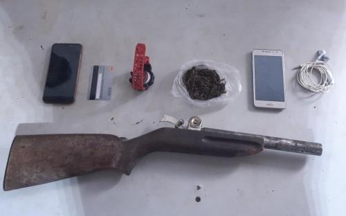 Adolescentes usavam arma falsa para tocar terror na cidade de Maués Adolescentes usavam arma falsa para tocar terror na cidade de Maués