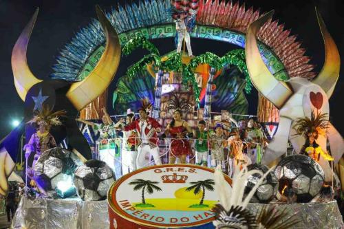 Homenagens, muita cor e alegria marcaram o desfile do Grupo de Acesso A de Manaus 