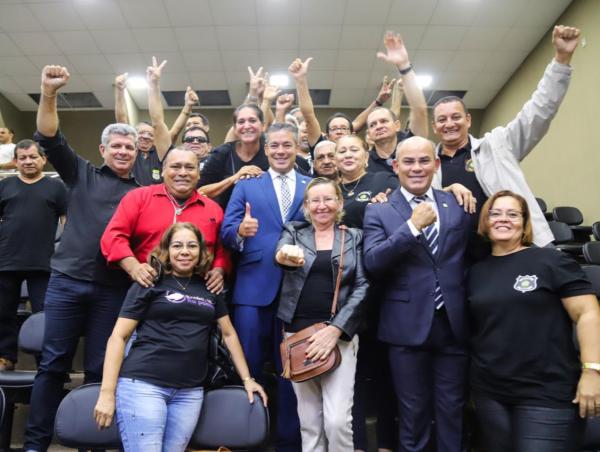 Josué Neto vota a favor da regulamentação da Polícia Penal do Amazonas
