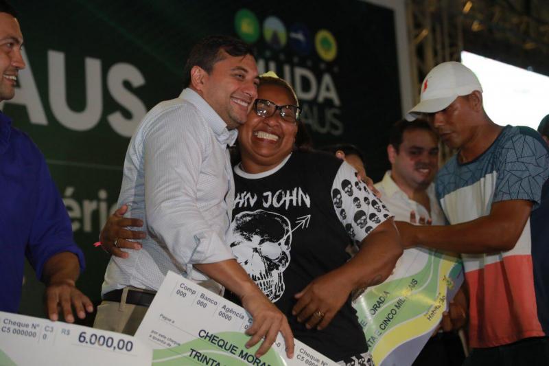 No 'Muda Manaus', Wilson Lima indeniza 137 famílias do Educandos e anuncia pagamento do terceiro lote para abril