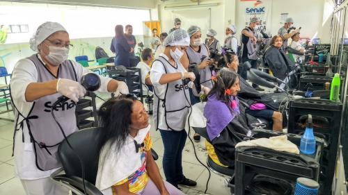 Prefeitura de Parintins e Senac promovem autoestima e carinho a mais de 80 mulheres da melhor idade
