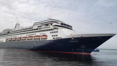 M/S Volendam atraca no porto de Manaus com mais de 2 mil turistas 