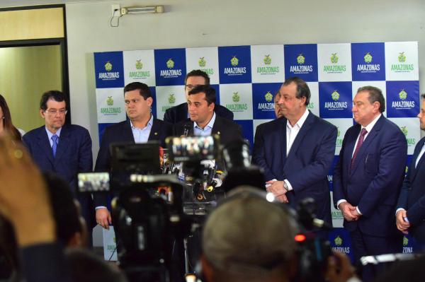 Wilson Lima entrega ao presidente do Senado, Davi Alcolumbre, documento em defesa da ZFM 