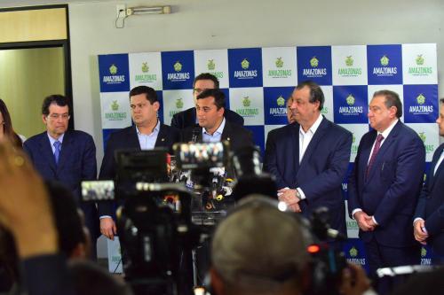 Wilson Lima entrega ao presidente do Senado, Davi Alcolumbre, documento em defesa da ZFM 