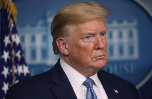 Trump pede que americanos fiquem em casa e prevê coronavírus ao menos até julho 