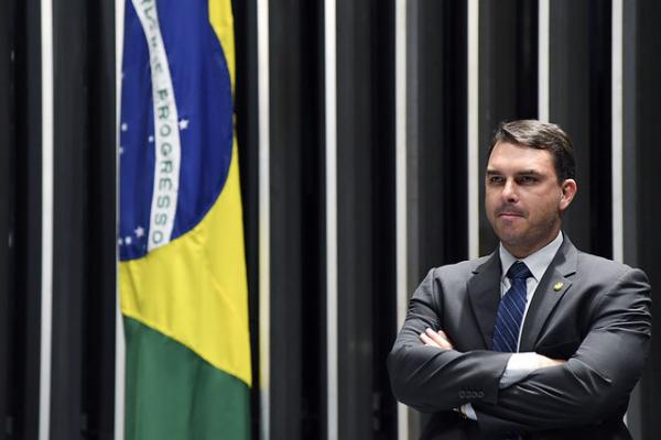 Flávio Bolsonaro critica Maia por “ataques diários ao Executivo” 