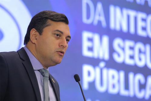 Wilson Lima determina o fechamento de bares e restaurantes para combater a proliferação do novo coronavírus  VEJA